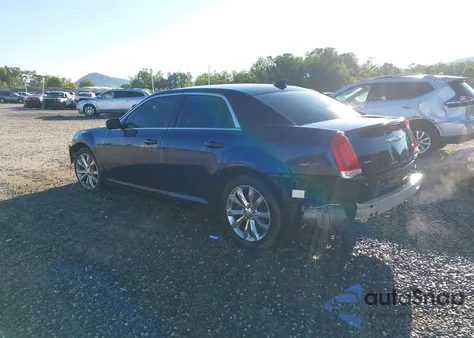 2017 Chrysler 300 Limited Awd z USA, uszkodzony, nr VIN 2C3CCARG6HH552527